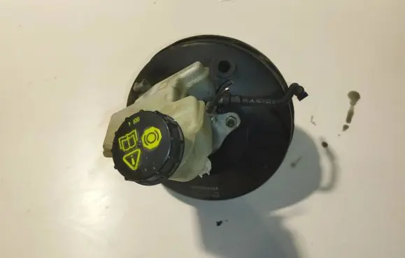 Ford Fiesta Brake booster 4s612b195kc