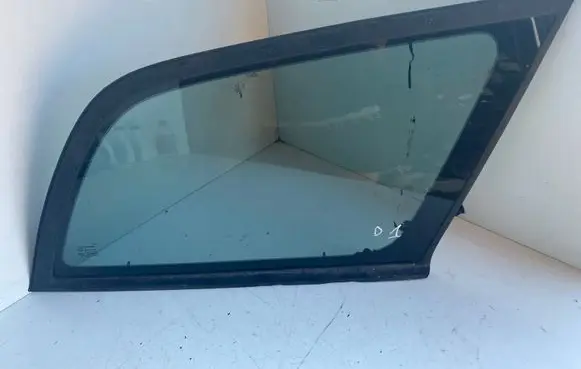Toyota Avensis T220 Rear side window