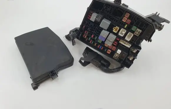 Toyota Auris E180 Fuse module 8266202410