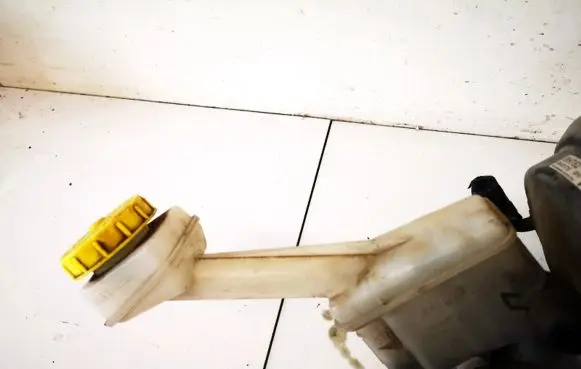 Nissan X-Trail T30 Brake fluid reservoir 