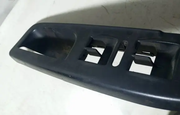 Volkswagen PASSAT B6 Front door window switch trim 3C1867171B