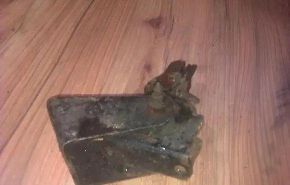 Toyota Avensis T220 Engine mount bracket