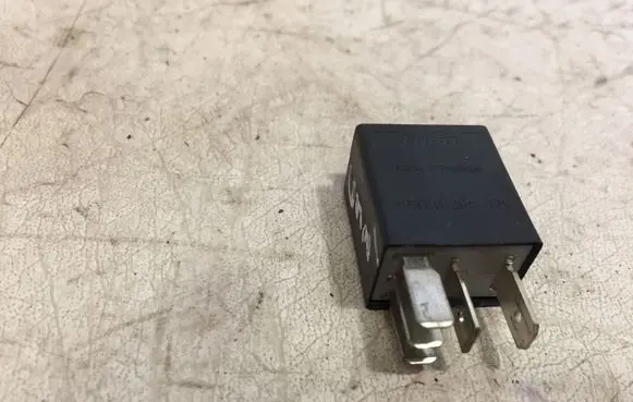 Volkswagen PASSAT B6 Other relay 10K705