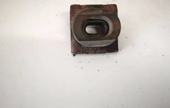 Radiator mount bracket