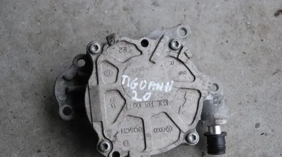 Audi A4 S4 B8 8K Vacuum pump 03L145100F