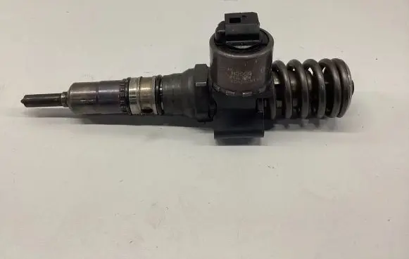 Audi A6 S6 C5 4B Fuel injector 038130073B