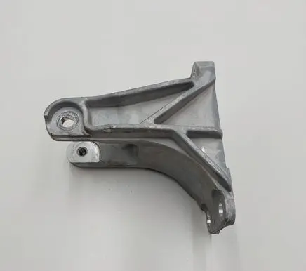 Nissan Leaf II (ZE1) Engine mounting bracket