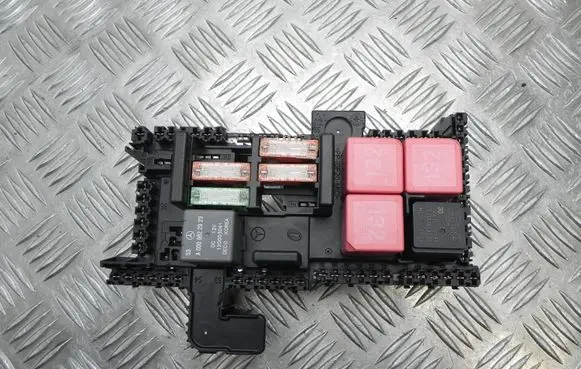 Mercedes-Benz C W205 Fuse box set 529881F08 K1068
