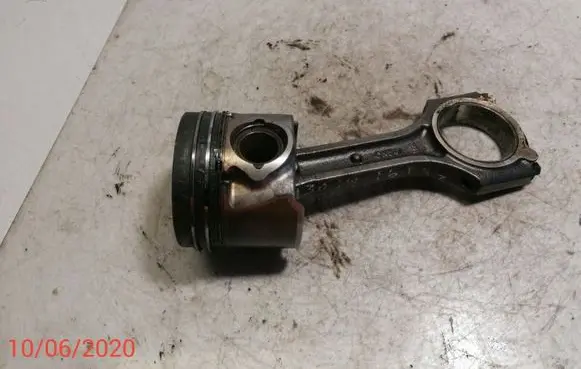 Hyundai i30 Piston with connecting rod