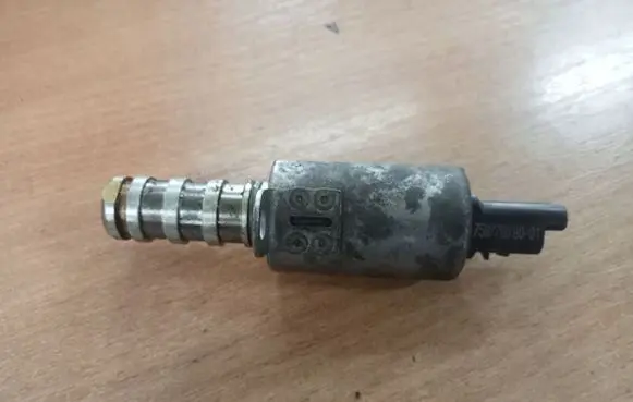 Peugeot 207 Camshaft vanos timing valve V758776080