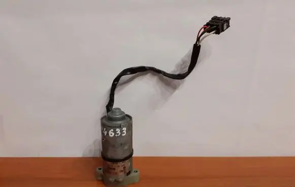 Mercedes-Benz E W210 Seat adjustment motor 2108200208 4633