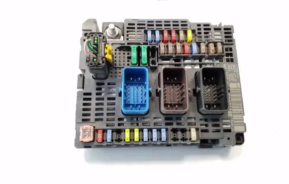 Peugeot 308 Fuse module 9810296380