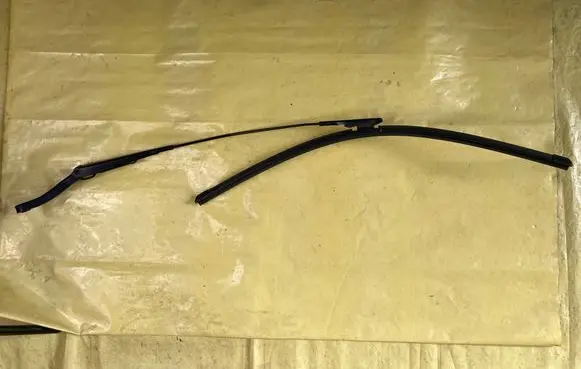 Mercedes-Benz B W245 Front wiper blade arm A1698202040