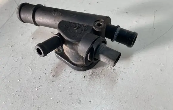 Volkswagen Golf V Engine coolant pipe/hose 038121132D