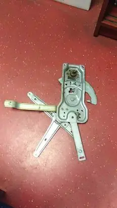 Rear door manual window regulator
