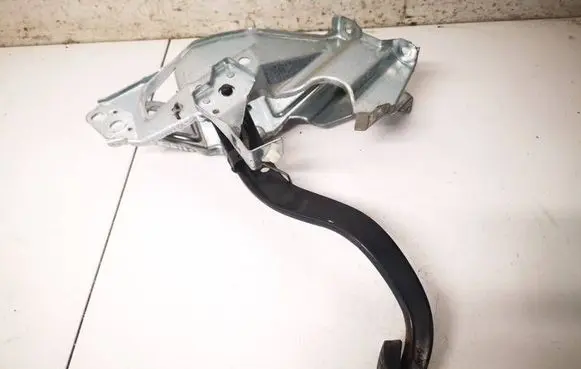 Opel Astra H Clutch pedal 