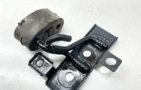 Volvo V40 Cross country Muffler mount bracket/holder 30748235