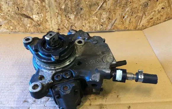 Opel Astra J Fuel injection high pressure pump 9422A040A 0309084KDR