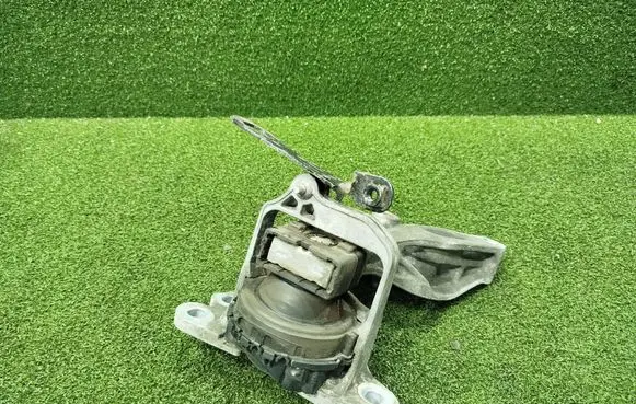 Opel Vivaro Engine mount bracket 112101360R 165385971R