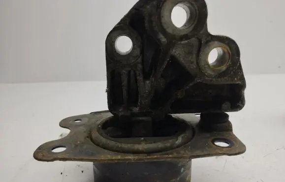 Chevrolet Captiva Engine mount bracket