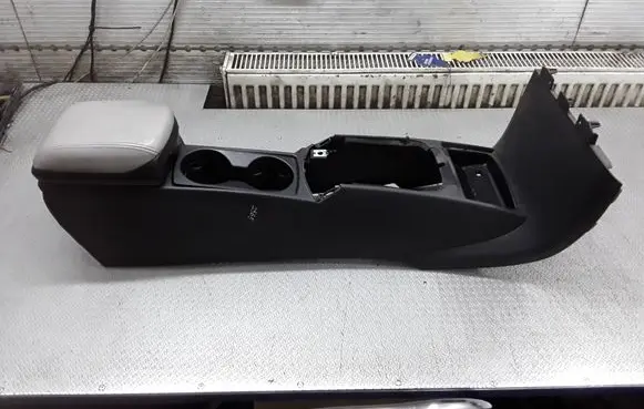 Volvo V50 Center console 8687478