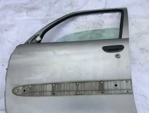 Citroen Xsara Picasso Front door sidabrines