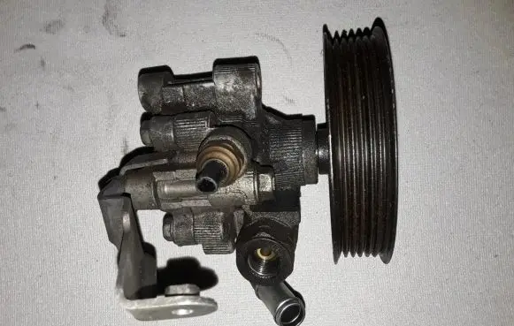 Toyota Corolla Verso AR10 Power steering pump 32100