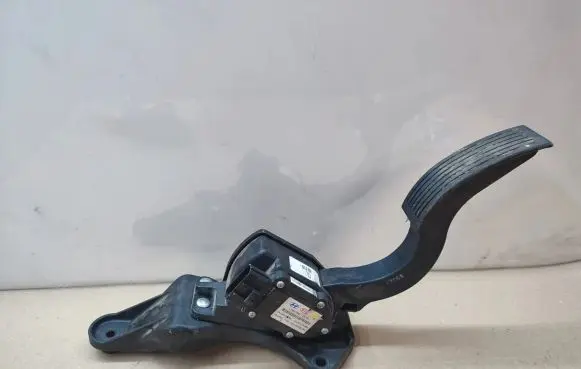 Hyundai Santa Fe Accelerator throttle pedal