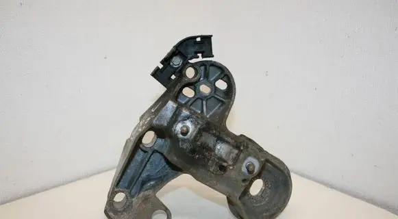 Audi A4 S4 B7 8E 8H Engine mounting bracket 8E0199352N