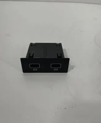 Renault Trafic III (X82) USB socket connector 280230033R