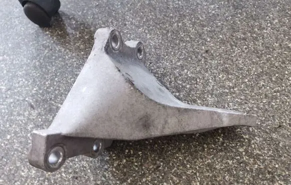 Nissan Leaf I (ZE0) Engine mounting bracket