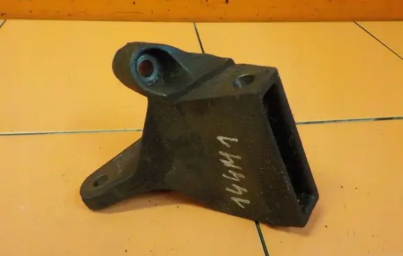 Audi A4 S4 B6 8E 8H Engine mounting bracket 