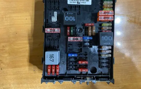 Volkswagen PASSAT B6 Fuse module 18410637 0231
