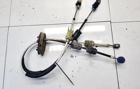 Opel Insignia A Gear shift cable linkage 55560991