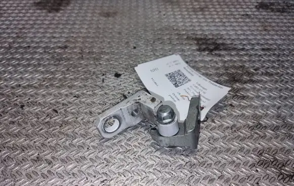 Volkswagen Caddy Front door upper hinge