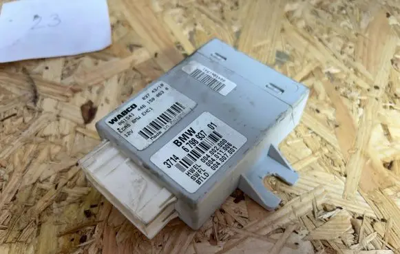 BMW 5 F10 F11 Air suspension control unit module (rear) 6798937