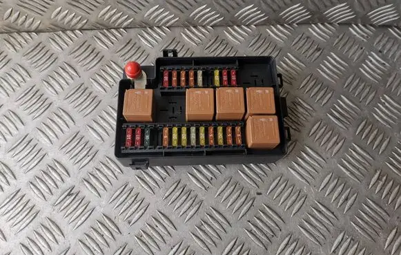 Jaguar XJ X308 Fuse module LNF2822AB LJA6703AA