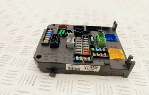 Citroen DS4 Fuse module 9806687980