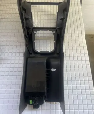 Volkswagen Golf V Center console 1K0863243