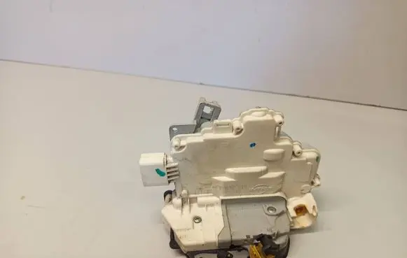 Audi A6 S6 C6 4F Front door lock 4F1837015