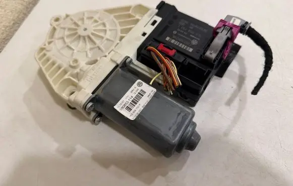 Volkswagen PASSAT B6 Front door window regulator motor 1K0959702P