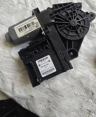 Volkswagen Caddy Front door window regulator motor 5K0959793 05075712 280610