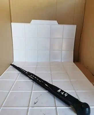 Rear wiper blade arm
