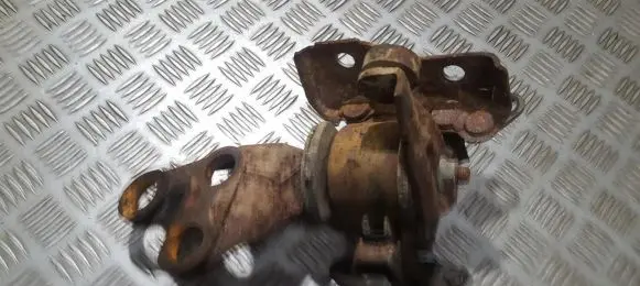 Mazda 323 Engine mount bracket