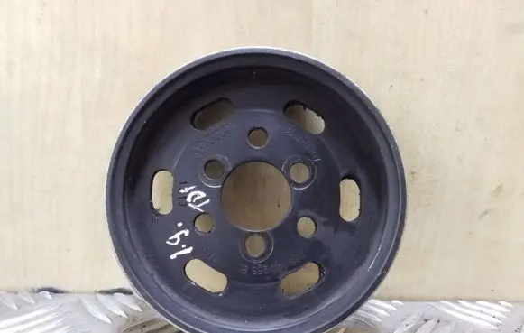 Volkswagen Golf IV Power steering pump pulley 038145255B