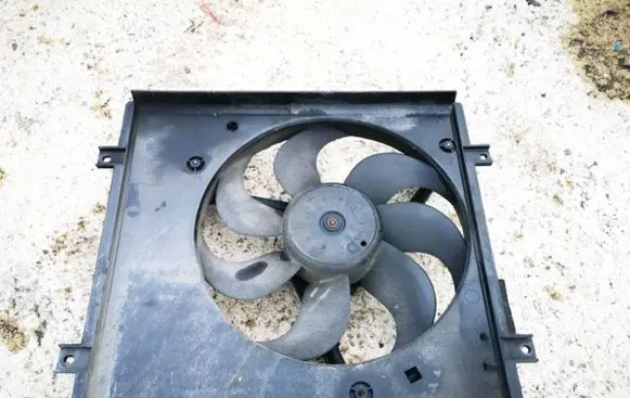 Volkswagen Fox Radiator cooling fan shroud 6q0121207e