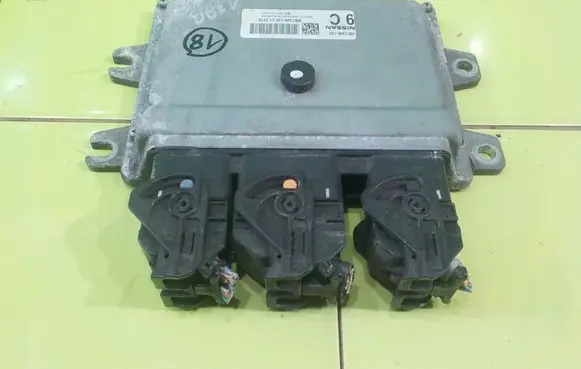 Nissan Juke I F15 Engine control unit/module MEC940120