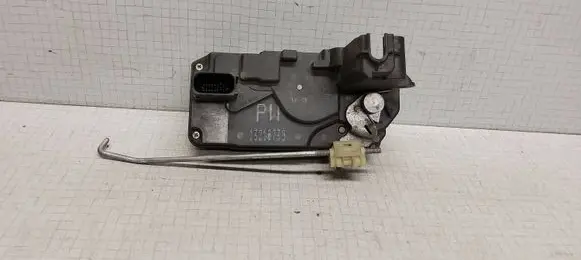 Opel Zafira B Rear door lock 13210739