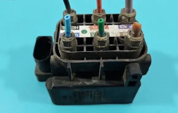 Audi A8 S8 D4 4H Air suspension valve block 4H0616013 IMPRK1409609