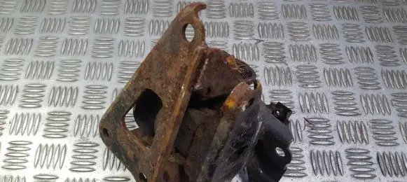 Hyundai Elantra Engine mount bracket